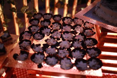 Güllü ve donutlu Hint düğün pastası. Romantik tarzda güzel bir düğün pastası..