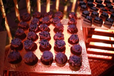 Güllü ve donutlu Hint düğün pastası. Romantik tarzda güzel bir düğün pastası..