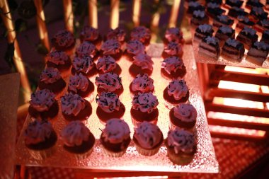 Güllü ve donutlu Hint düğün pastası. Romantik tarzda güzel bir düğün pastası..