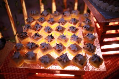 Güllü ve donutlu Hint düğün pastası. Romantik tarzda güzel bir düğün pastası..