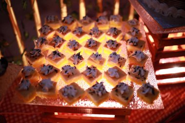 Güllü ve donutlu Hint düğün pastası. Romantik tarzda güzel bir düğün pastası..