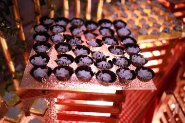 Güllü ve donutlu Hint düğün pastası. Romantik tarzda güzel bir düğün pastası..