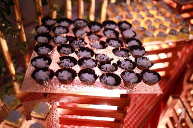 Güllü ve donutlu Hint düğün pastası. Romantik tarzda güzel bir düğün pastası..