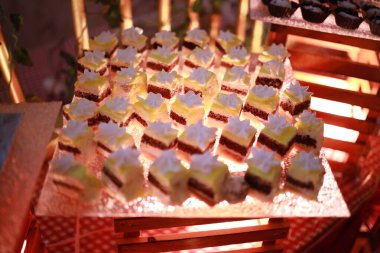 Güllü ve donutlu Hint düğün pastası. Romantik tarzda güzel bir düğün pastası..