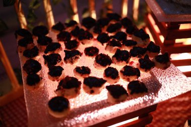 Güllü ve donutlu Hint düğün pastası. Romantik tarzda güzel bir düğün pastası..