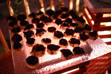 Güllü ve donutlu Hint düğün pastası. Romantik tarzda güzel bir düğün pastası..