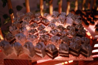 Güllü ve donutlu Hint düğün pastası. Romantik tarzda güzel bir düğün pastası..