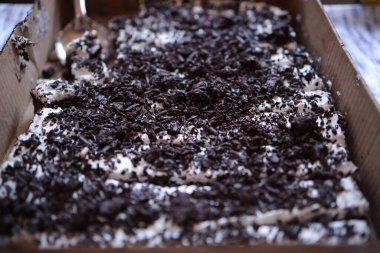 Güllü ve donutlu Hint düğün pastası. Romantik tarzda güzel bir düğün pastası..