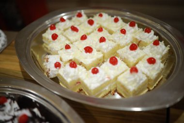 Güllü ve donutlu Hint düğün pastası. Romantik tarzda güzel bir düğün pastası..