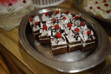 Güllü ve donutlu Hint düğün pastası. Romantik tarzda güzel bir düğün pastası..