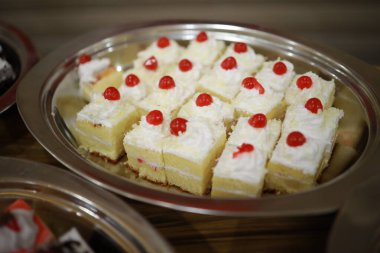 Güllü ve donutlu Hint düğün pastası. Romantik tarzda güzel bir düğün pastası..