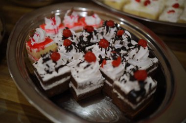 Güllü ve donutlu Hint düğün pastası. Romantik tarzda güzel bir düğün pastası..