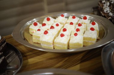 Güllü ve donutlu Hint düğün pastası. Romantik tarzda güzel bir düğün pastası..