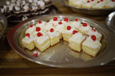 Güllü ve donutlu Hint düğün pastası. Romantik tarzda güzel bir düğün pastası..