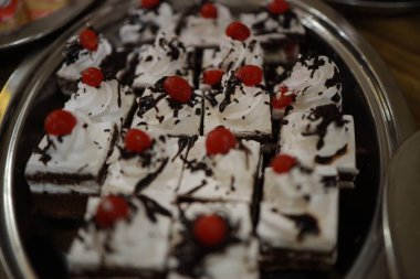 Güllü ve donutlu Hint düğün pastası. Romantik tarzda güzel bir düğün pastası..