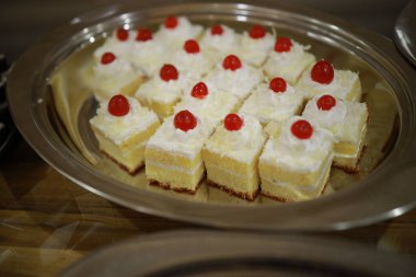 Güllü ve donutlu Hint düğün pastası. Romantik tarzda güzel bir düğün pastası..