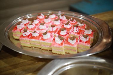 Güllü ve donutlu Hint düğün pastası. Romantik tarzda güzel bir düğün pastası..