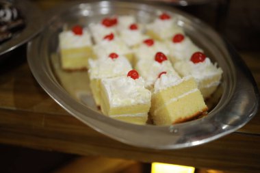 Güllü ve donutlu Hint düğün pastası. Romantik tarzda güzel bir düğün pastası..