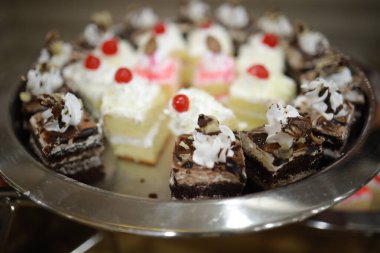 Güllü ve donutlu Hint düğün pastası. Romantik tarzda güzel bir düğün pastası..