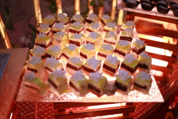 Güllü ve donutlu Hint düğün pastası. Romantik tarzda güzel bir düğün pastası..