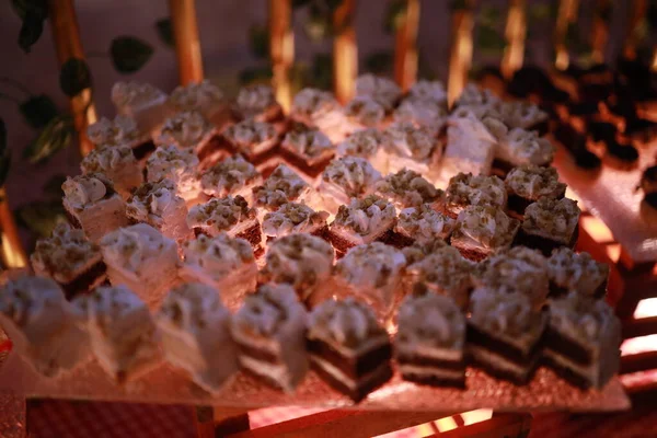 Güllü ve donutlu Hint düğün pastası. Romantik tarzda güzel bir düğün pastası..