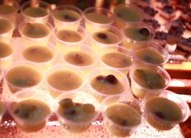 Güllü ve donutlu Hint düğün pastası. Romantik tarzda güzel bir düğün pastası..