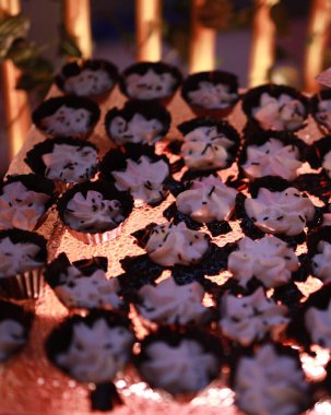 Güllü ve donutlu Hint düğün pastası. Romantik tarzda güzel bir düğün pastası..