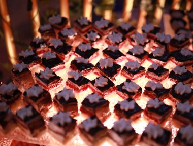 Güllü ve donutlu Hint düğün pastası. Romantik tarzda güzel bir düğün pastası..