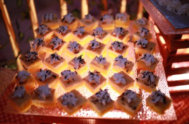 Güllü ve donutlu Hint düğün pastası. Romantik tarzda güzel bir düğün pastası..