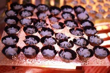 Güllü ve donutlu Hint düğün pastası. Romantik tarzda güzel bir düğün pastası..