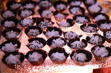 Güllü ve donutlu Hint düğün pastası. Romantik tarzda güzel bir düğün pastası..