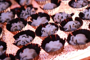 Güllü ve donutlu Hint düğün pastası. Romantik tarzda güzel bir düğün pastası..