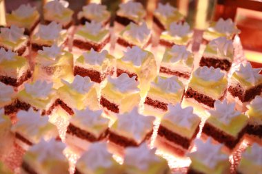 Güllü ve donutlu Hint düğün pastası. Romantik tarzda güzel bir düğün pastası..