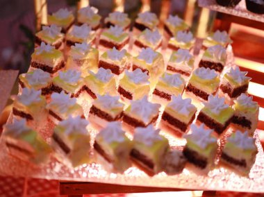 Güllü ve donutlu Hint düğün pastası. Romantik tarzda güzel bir düğün pastası..