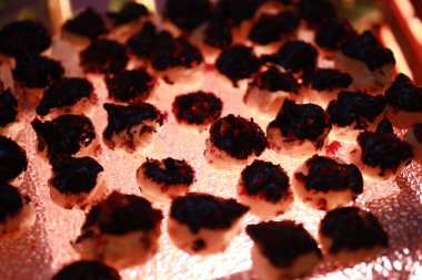 Güllü ve donutlu Hint düğün pastası. Romantik tarzda güzel bir düğün pastası..