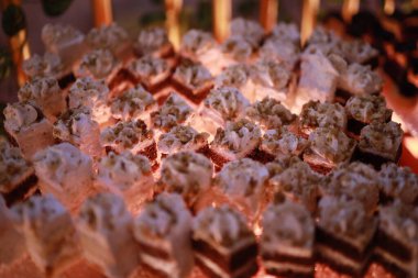 Güllü ve donutlu Hint düğün pastası. Romantik tarzda güzel bir düğün pastası..