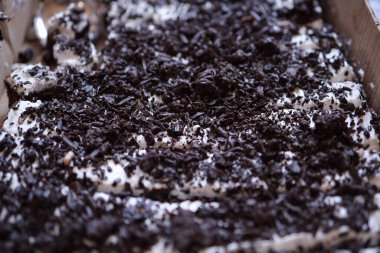 Güllü ve donutlu Hint düğün pastası. Romantik tarzda güzel bir düğün pastası..