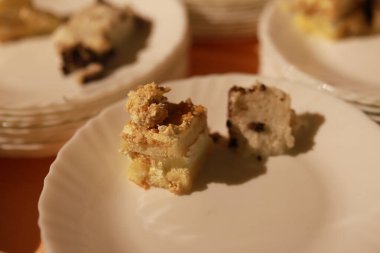 Güllü ve donutlu Hint düğün pastası. Romantik tarzda güzel bir düğün pastası..