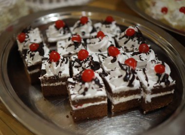 Güllü ve donutlu Hint düğün pastası. Romantik tarzda güzel bir düğün pastası..