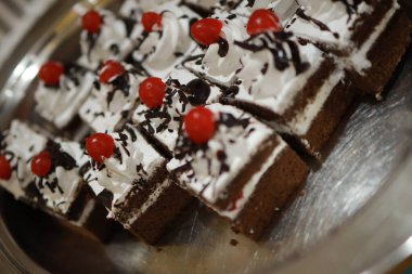 Güllü ve donutlu Hint düğün pastası. Romantik tarzda güzel bir düğün pastası..