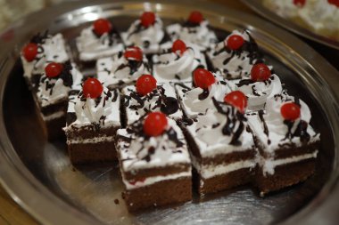 Güllü ve donutlu Hint düğün pastası. Romantik tarzda güzel bir düğün pastası..