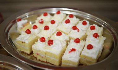 Güllü ve donutlu Hint düğün pastası. Romantik tarzda güzel bir düğün pastası..