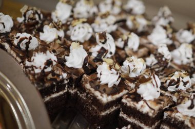 Güllü ve donutlu Hint düğün pastası. Romantik tarzda güzel bir düğün pastası..