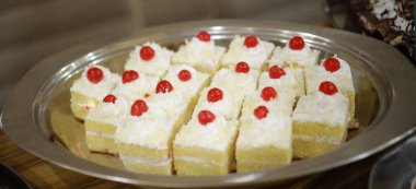 Güllü ve donutlu Hint düğün pastası. Romantik tarzda güzel bir düğün pastası..