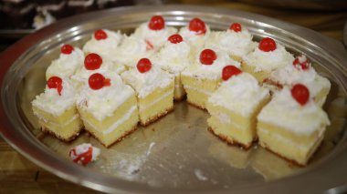 Güllü ve donutlu Hint düğün pastası. Romantik tarzda güzel bir düğün pastası..