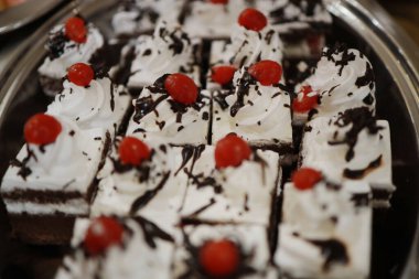 Güllü ve donutlu Hint düğün pastası. Romantik tarzda güzel bir düğün pastası..