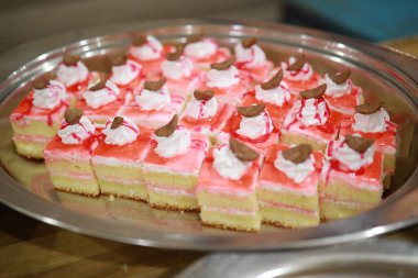 Güllü ve donutlu Hint düğün pastası. Romantik tarzda güzel bir düğün pastası..