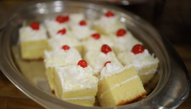 Güllü ve donutlu Hint düğün pastası. Romantik tarzda güzel bir düğün pastası..