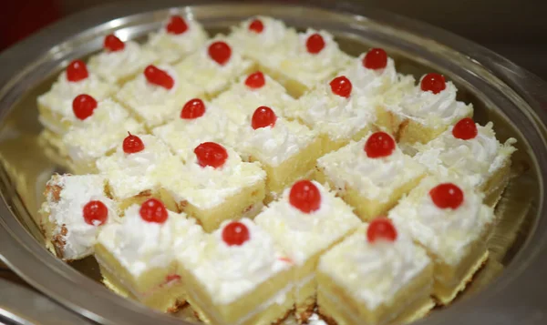 Güllü ve donutlu Hint düğün pastası. Romantik tarzda güzel bir düğün pastası..