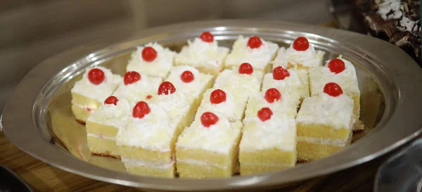 带有玫瑰和甜甜圈的印度婚礼蛋糕 浪漫风格的漂亮婚礼蛋糕 — 图库照片